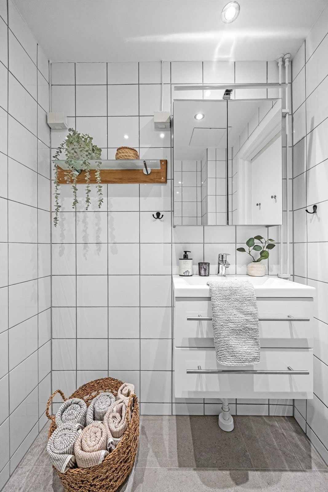 Bad, sluk og soilrør ble rehabilitert i regi av borettslaget i 2002. I 2024 ble gulvet fornyet med nye varmekabler og membran i dusjsonen. Galleribilde