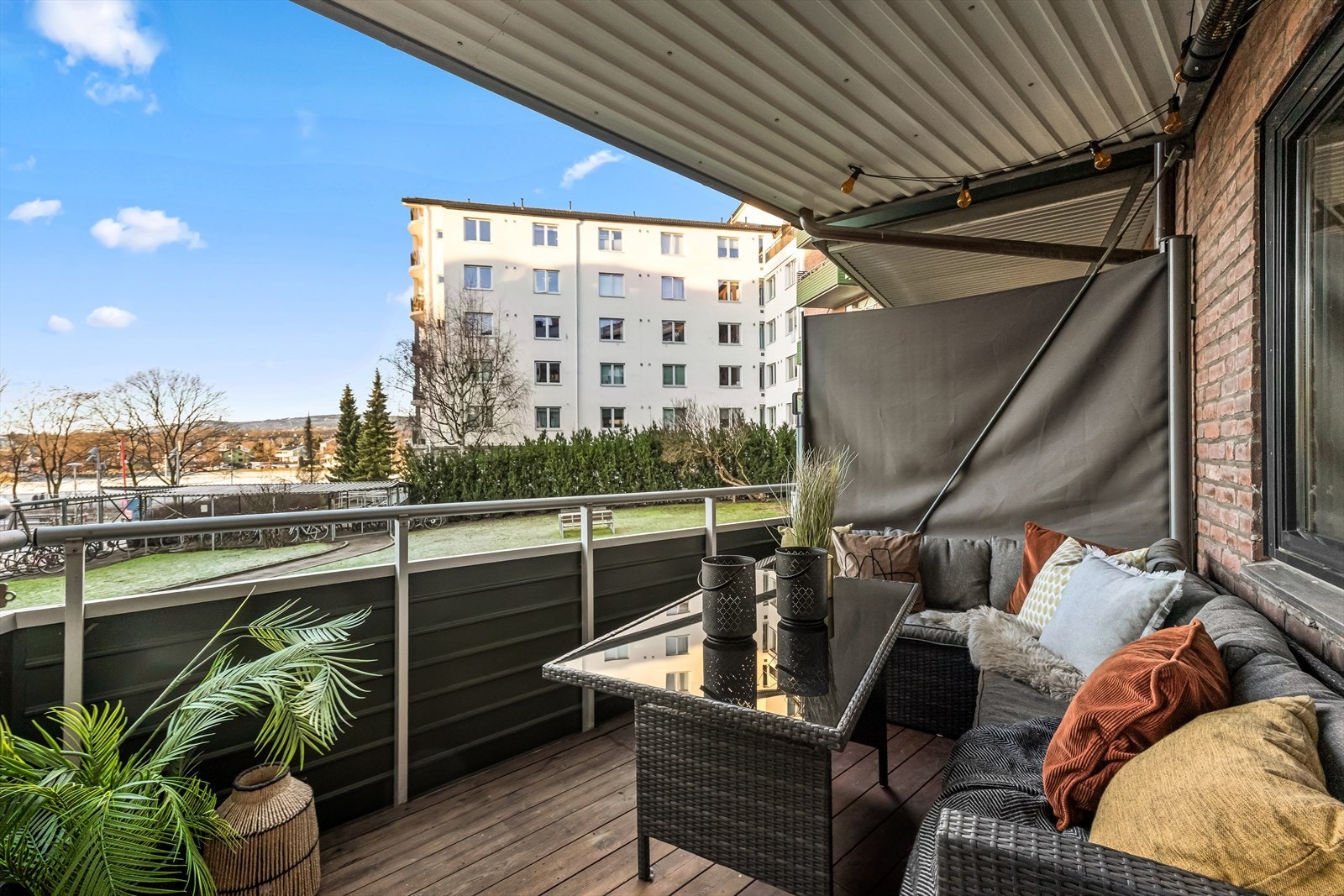 Den nordvestvendte balkongen gir god plass til hyggelig møblement, perfekt for avslapning og sosiale stunder. Sol fra ca kl 1500 midtsommers og ut kvelden. Galleribilde