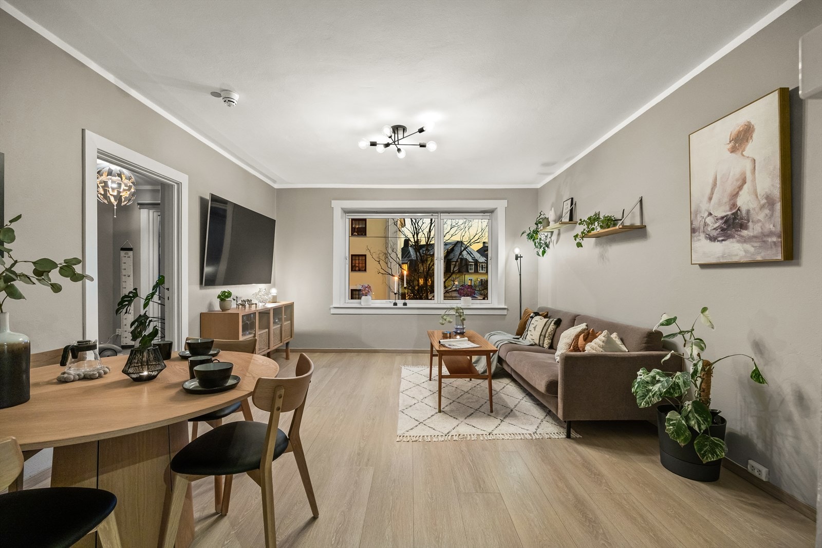 Svært innbydende og pen andelsleilighet med tidsriktige farge- og materialvalg på innvendige overflater. Galleribilde