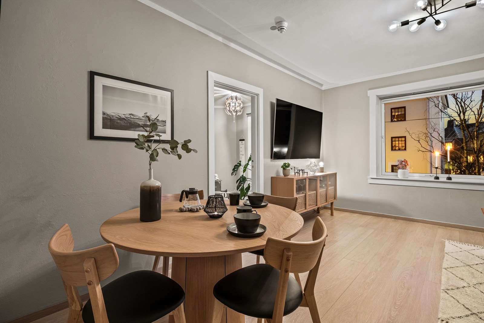 I 2022 ble det lagt nytt Pergo laminatgulv med Ethafoam-underlag i stuen og begge soverommene. Galleribilde