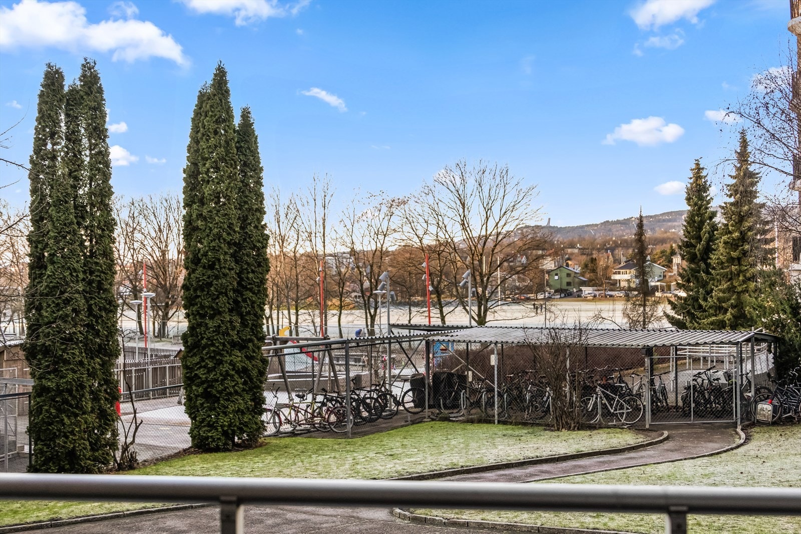 Det er utsikt mot grønne omgivelser og Voldløkka. Galleribilde