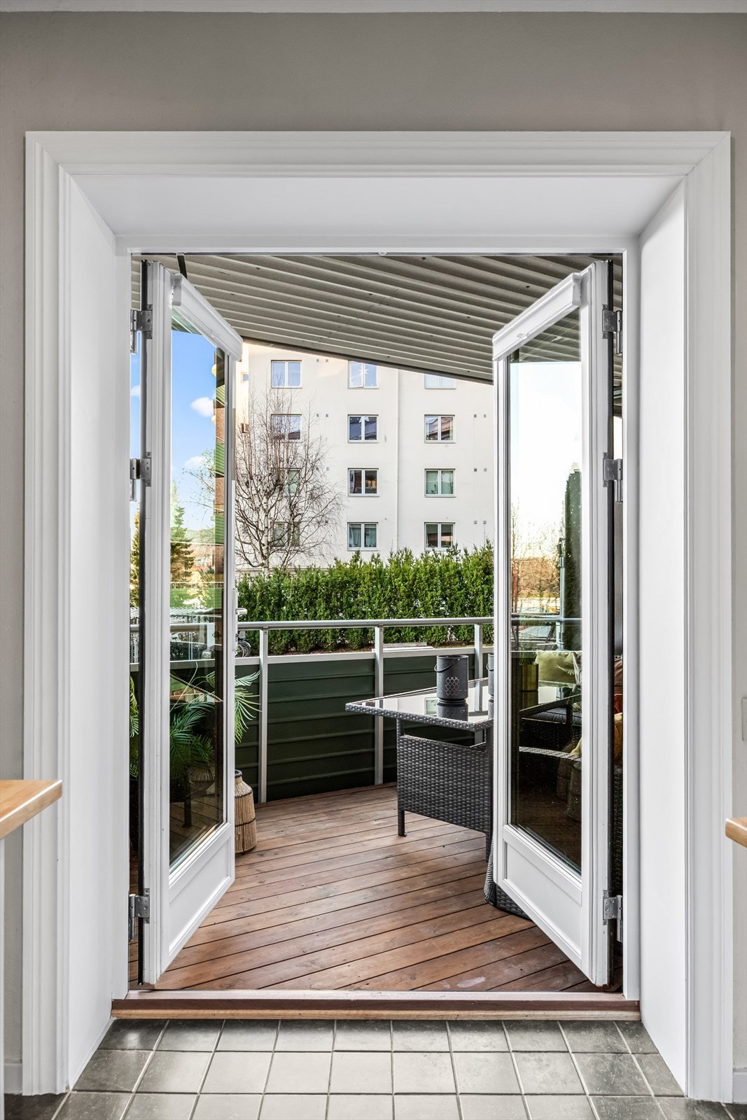 Utgang til balkong gjennom doble dører sørger for en glidende overgang mellom ute og inne. Galleribilde