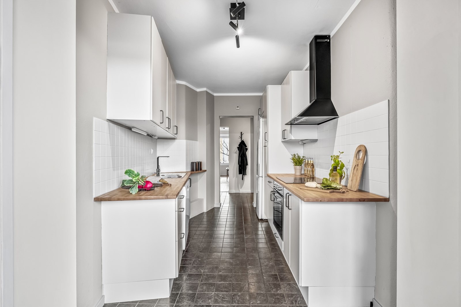 Hvitevarer som platetopp, stekeovn, oppvaskmaskin og kjøl-/fryseskap medfølger salget. Varmtvann er inkludert i felleskostnadene. Galleribilde