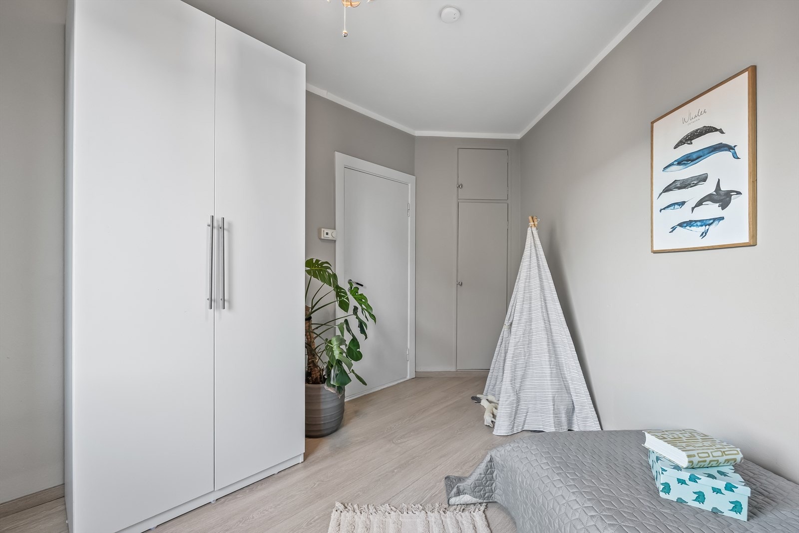 Begge soverommene har egne garderobeløsninger som sikrer orden og ryddighet i hverdagen. Galleribilde