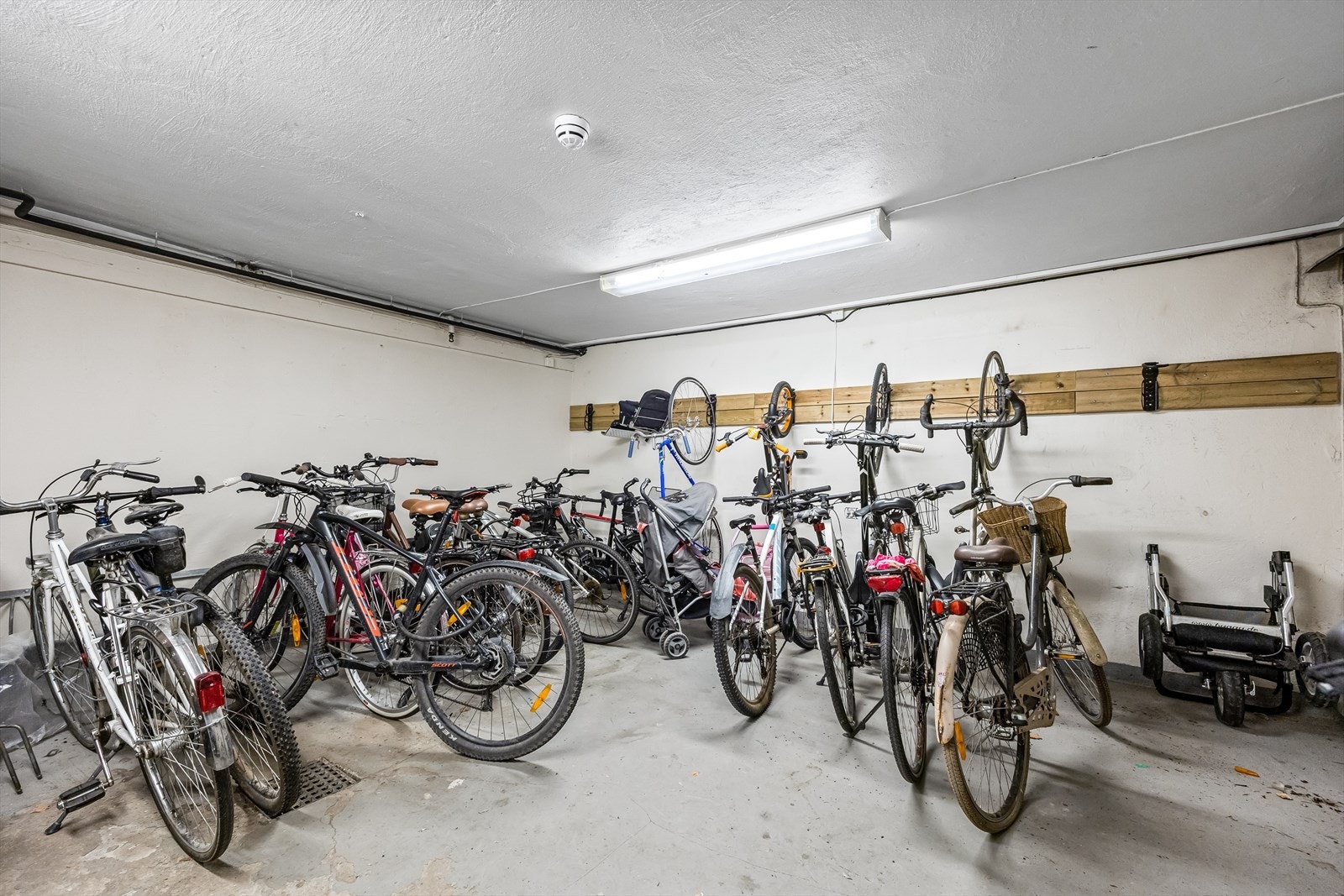 Borettslaget tilbyr gode parkeringsmuligheter for sykkel, både i felles sykkelparkering i kjelleren og utendørs. Galleribilde