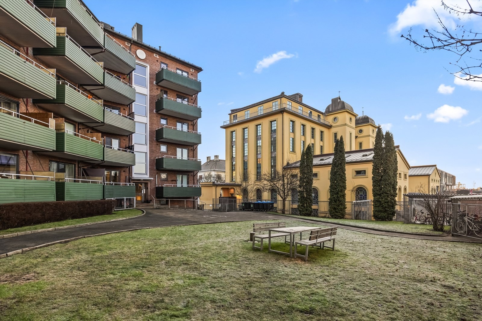 Med boligen følger tre boder på til sammen 15 m² (gulvareal). Galleribilde