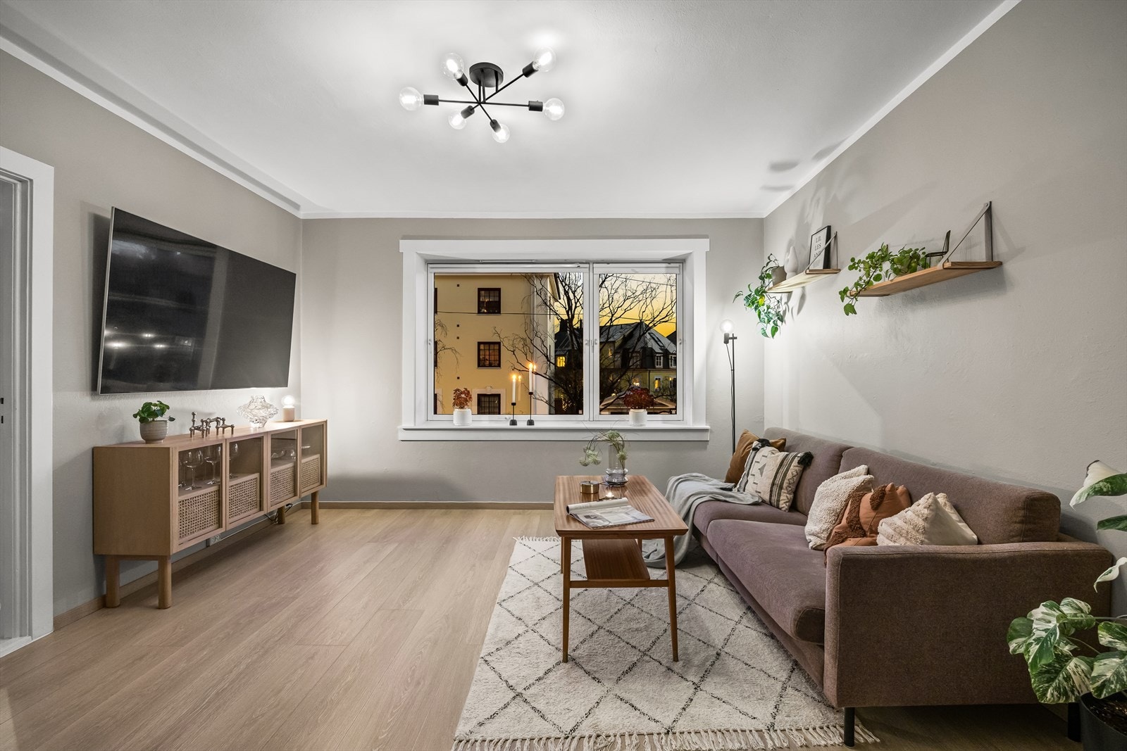 Herlig stueavdeling med god møbleringsfrihet. Mulighet for rask overtagelse om det er ønskelig. Galleribilde