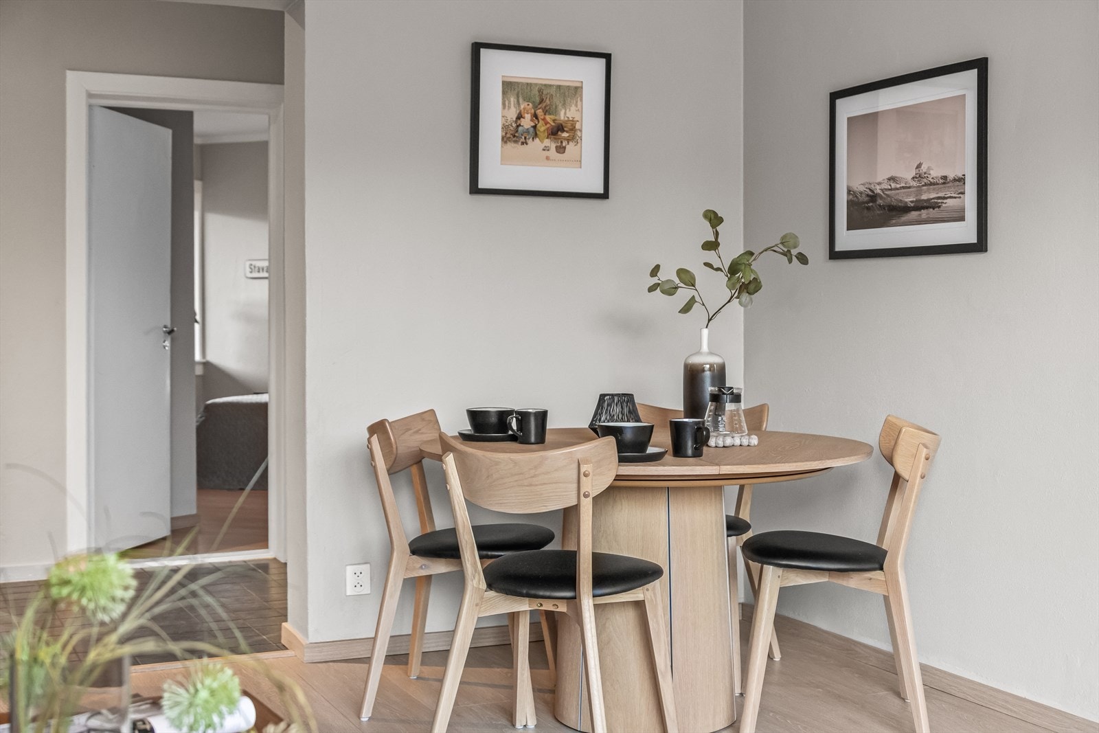 Hyggelig spiseplass med plass til familie og gjester. Galleribilde