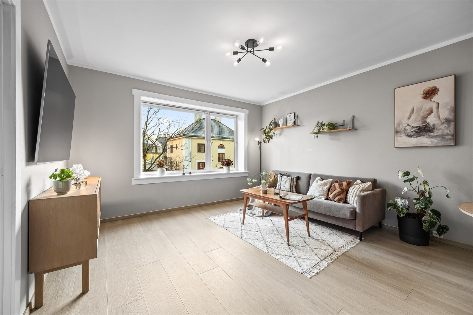 Leiligheten byr på et flott oppholdsrom med behagelig gulvvarme. Store vindusflater gir rikelig med naturlig lys. Galleribilde