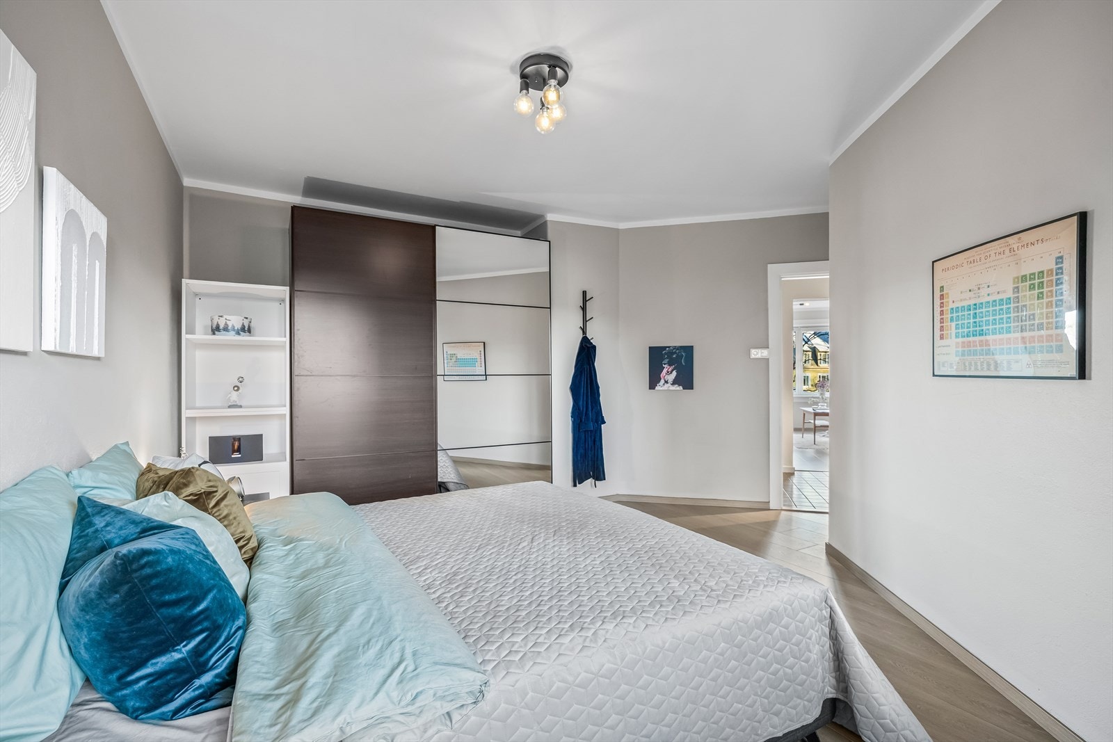 Rommet fremstår som både praktisk og komfortabelt, med gode muligheter for personlig innredning. Galleribilde