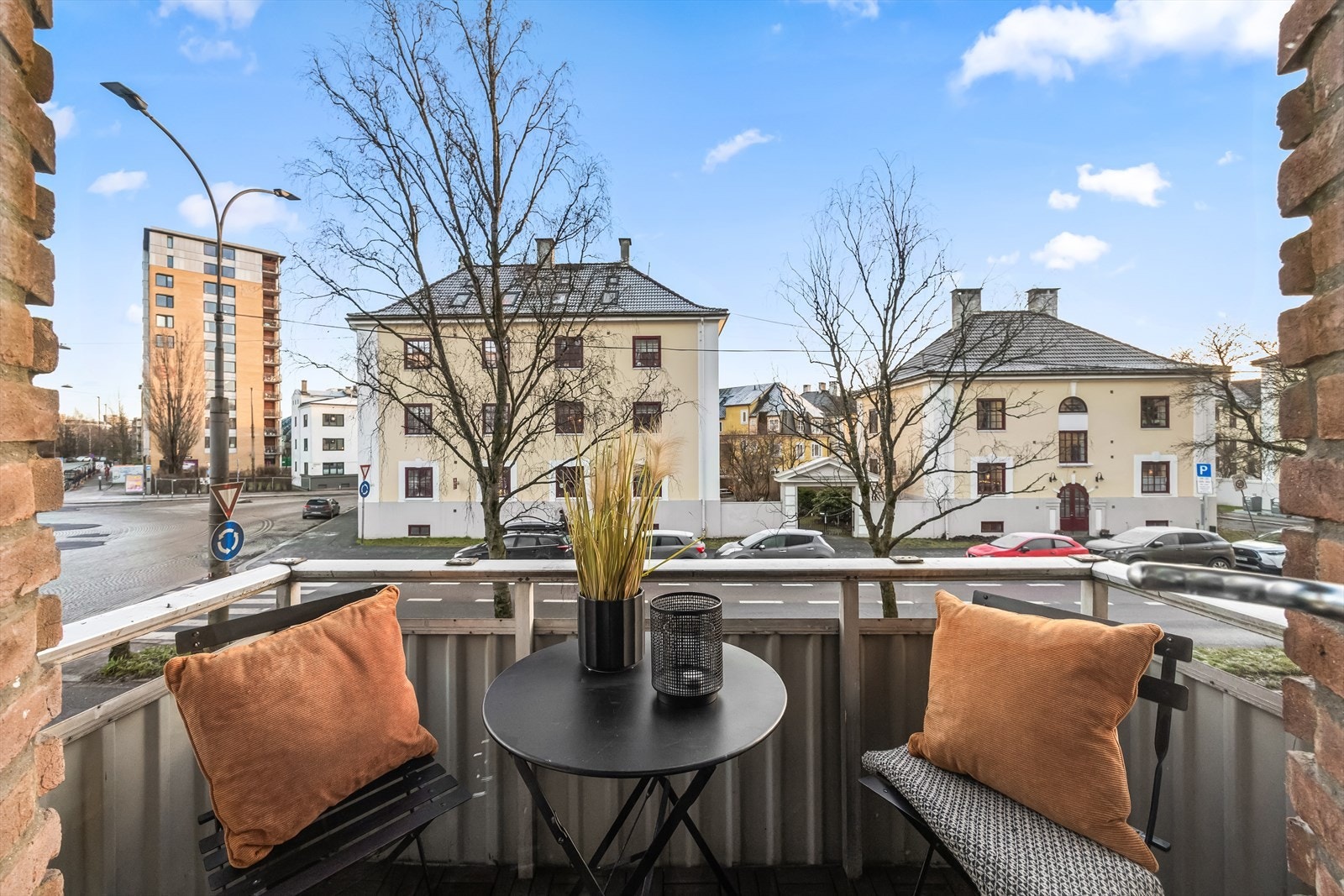 Soverommet har utgang til en 2 m² balkong - hvor kaffen kan nytes i herlig morgen- og formiddagssol. Balkongdør datert 2009. Galleribilde