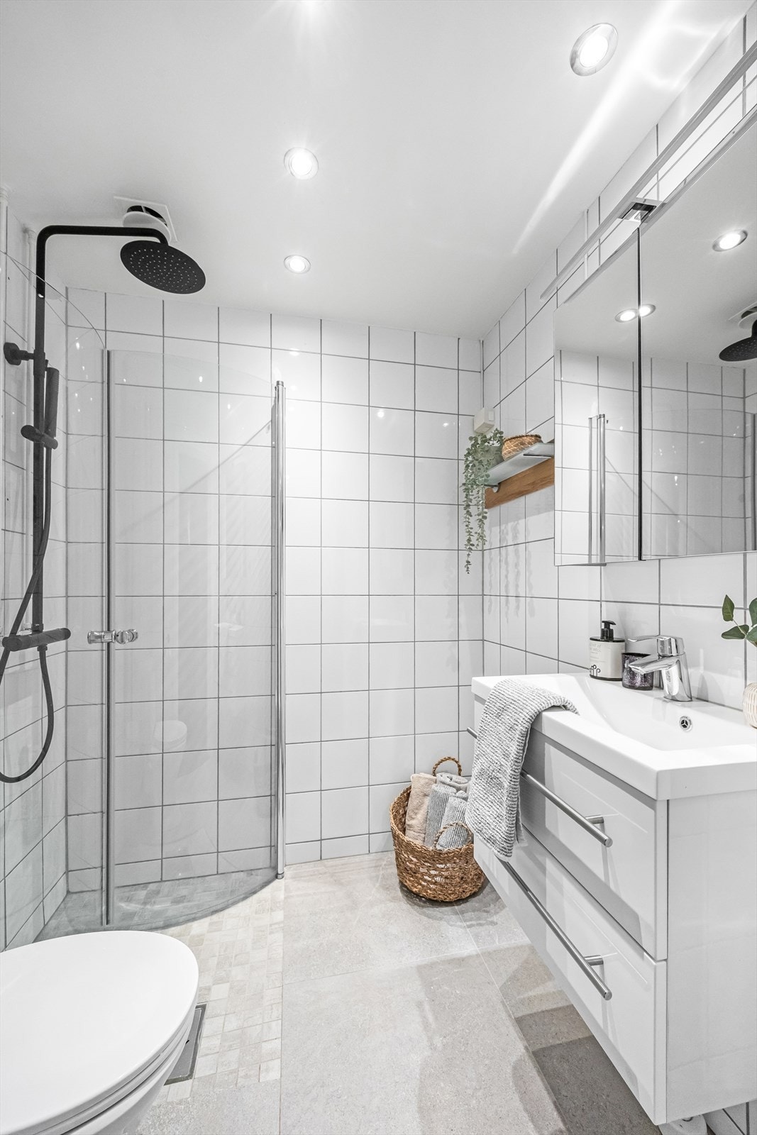 Rommet er utstyrt med klosett, dusj med herdet glassdører og servant. Servantinnredningen ble montert ny i 2021. Galleribilde