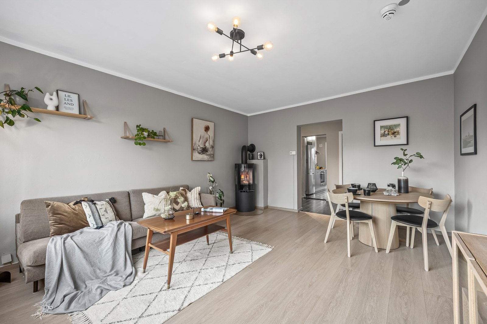 Rommets utforming gir naturlig soneinndeling med plass til både sofagruppe, TV-løsning og en hyggelig spiseplass for familie og gjester. Galleribilde