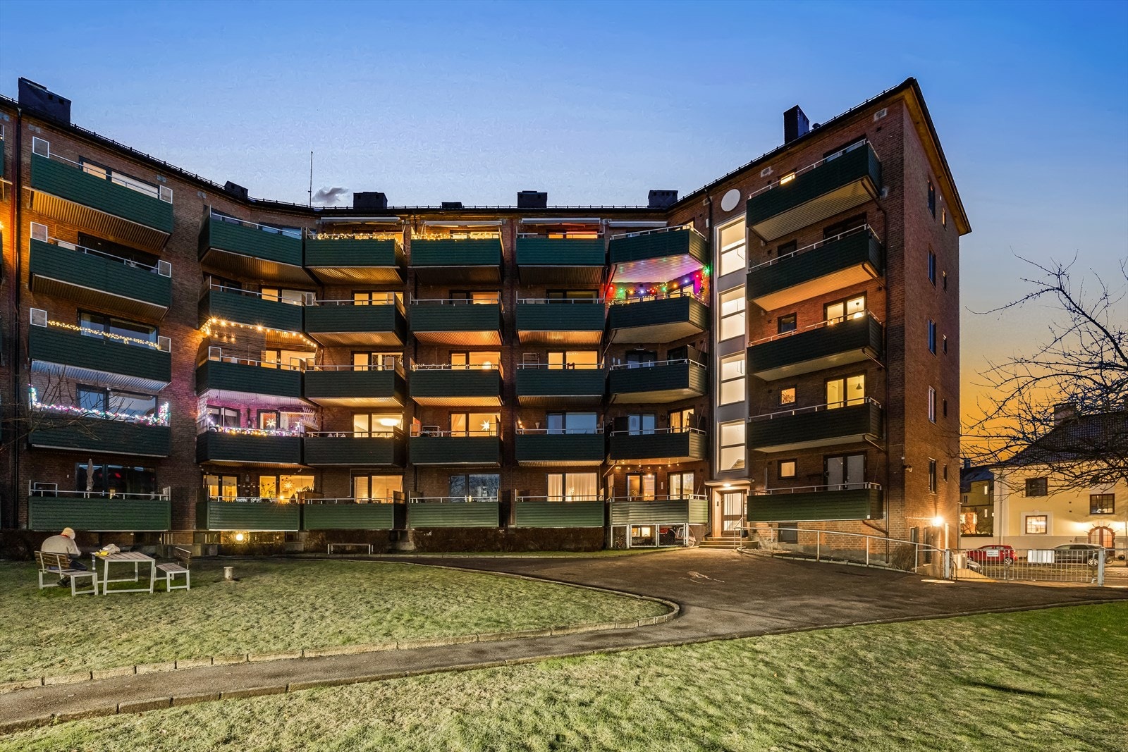 Borettslaget har en pent opparbeidet bakgård med gressplen, beplantning og sittegrupper. Galleribilde