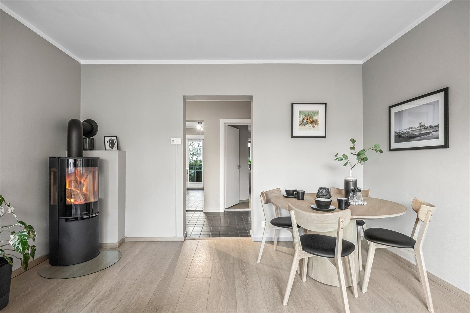 Frittstående og rentbrennede peisovn som gir god varme, og holder strømforbruket nede. Galleribilde