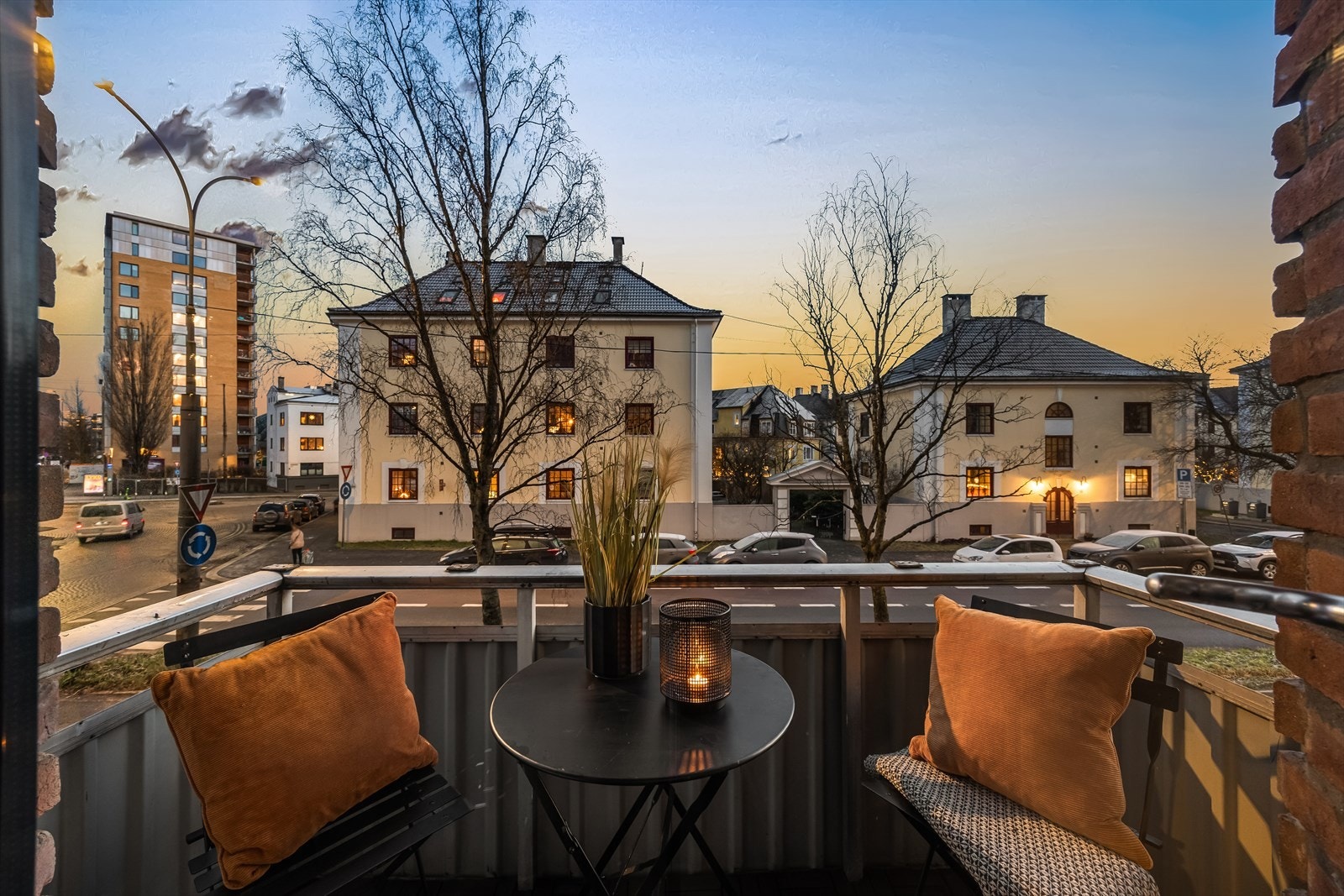 Leiligheten har utgang til to uteplasser, en med morgen- og formiddagssol og en med ettermiddag- og kveldssol. Galleribilde