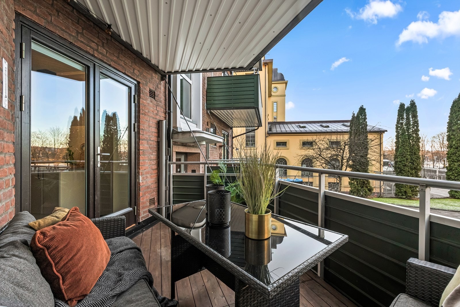 Varme sommerdager nytes best på en delvis overbygd balkong. Galleribilde