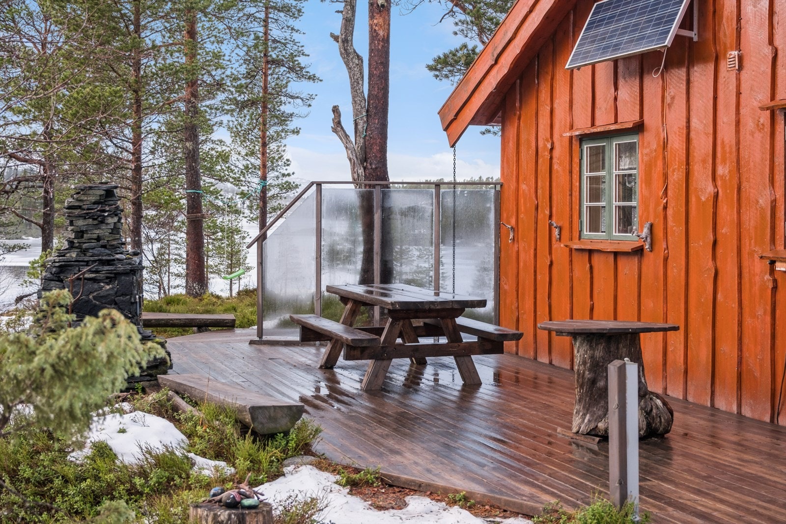 Sørvest vendt terrasse med oppbygd levegg - her har man fin utsikt ned mot Levatnet Galleribilde