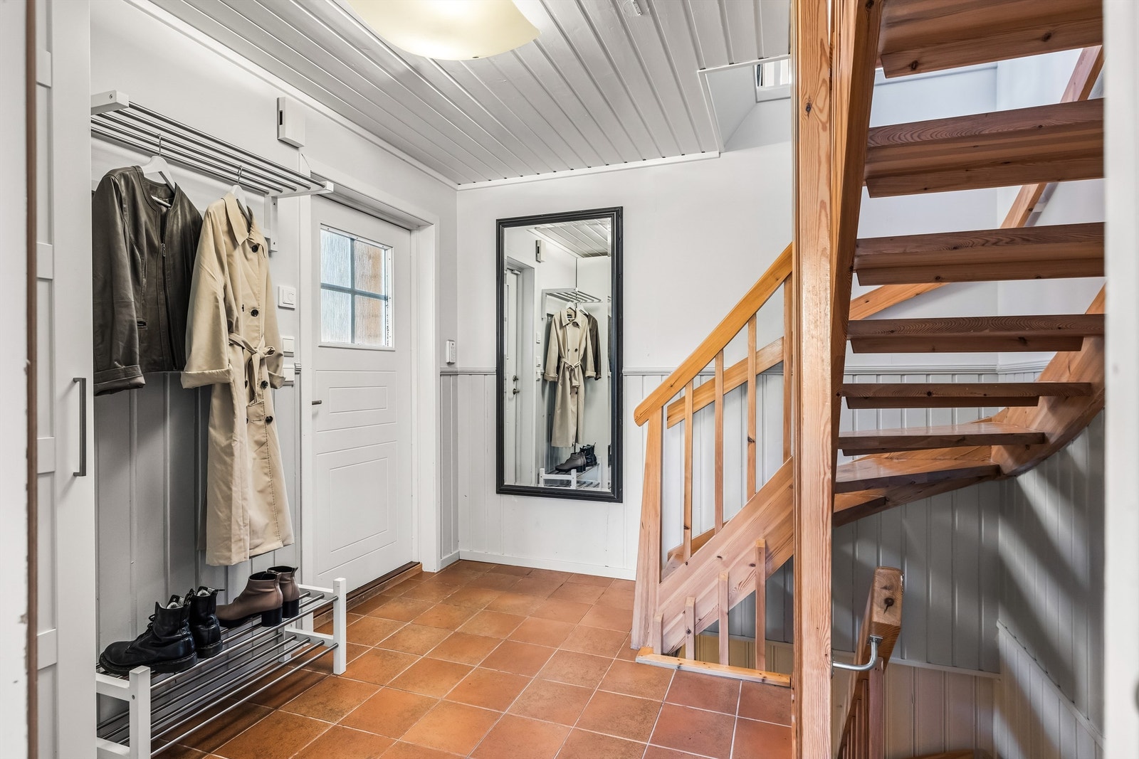 Her er det godt med plass til å henge fra deg ytterklær og sko, samt lagringsplass i et garderobeskap. Galleribilde