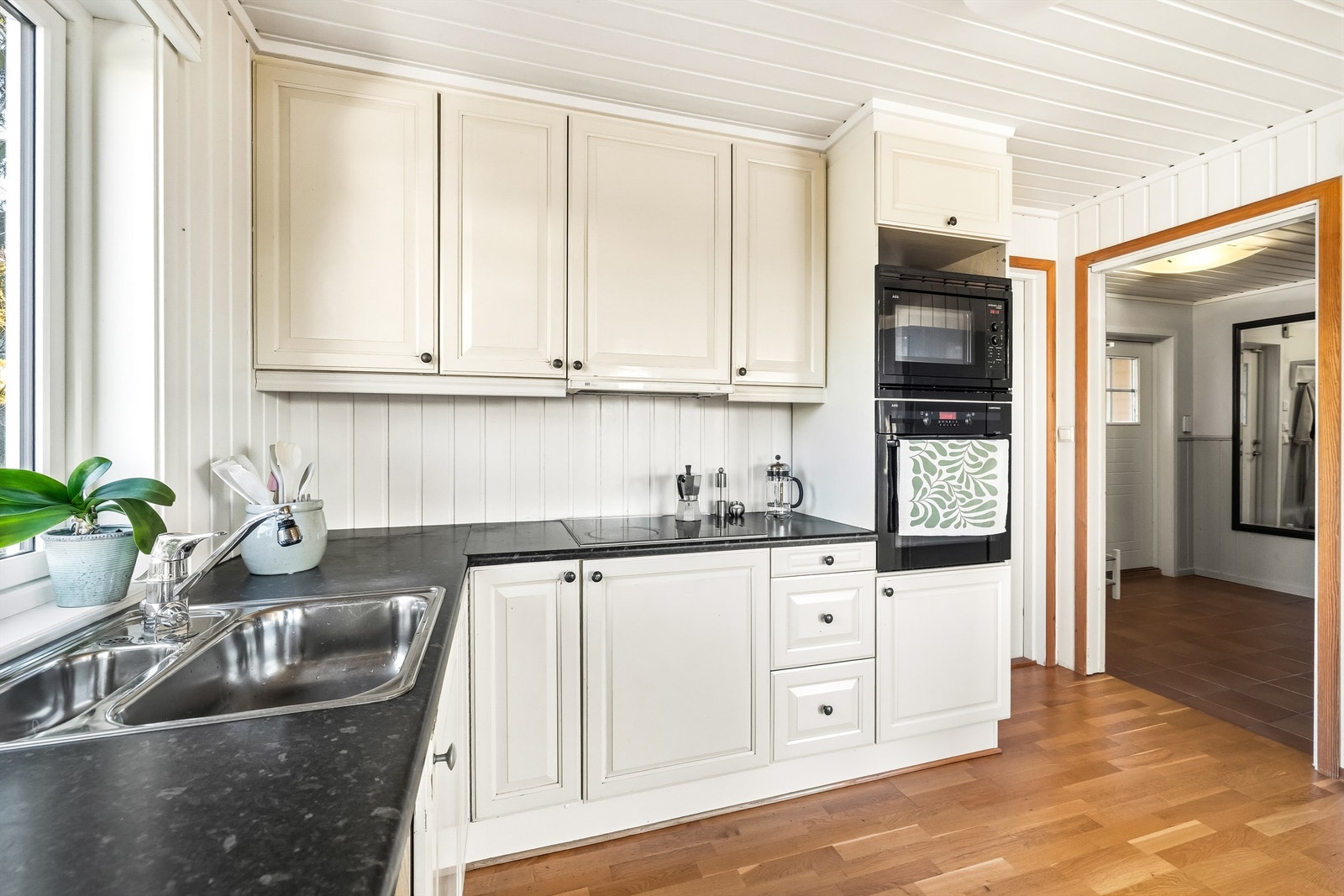 Boligen har et romslig kjøkken i delvis åpen løsning mot spisestue. Galleribilde