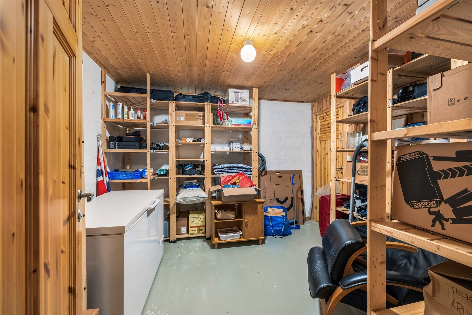 Romslig bodrom i underetasje. God plass til oppbevaring av diverse, samt fryser. Galleribilde