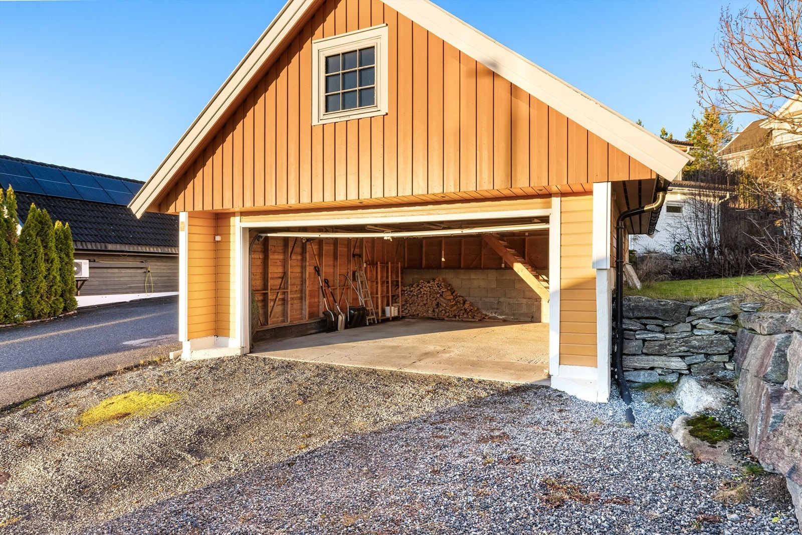 Dobbelgarasje med elektriske porter. Lagringsplass på loft. Galleribilde