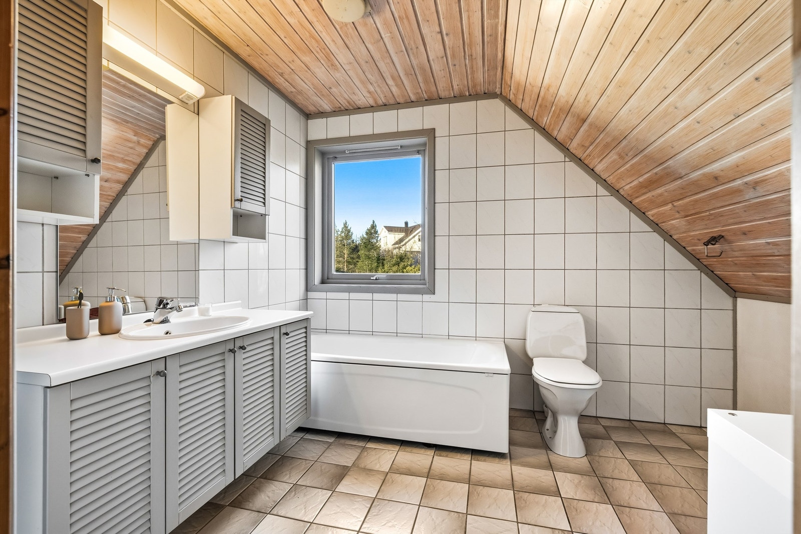 Loftsetasjen har et romslig baderom fra byggeår med behagelig gulvvarme, badekar og gulvstående toalett. Galleribilde