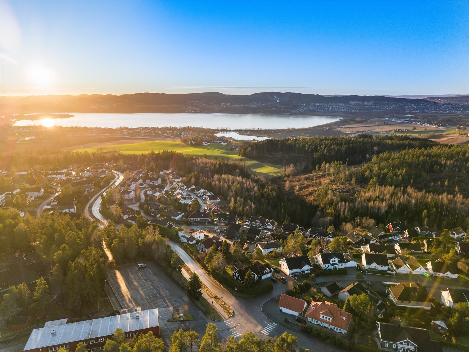 Eiendommen ligger i et attraktivt og barnevennlig boligområde på Garderåsen i Fetsund. Galleribilde