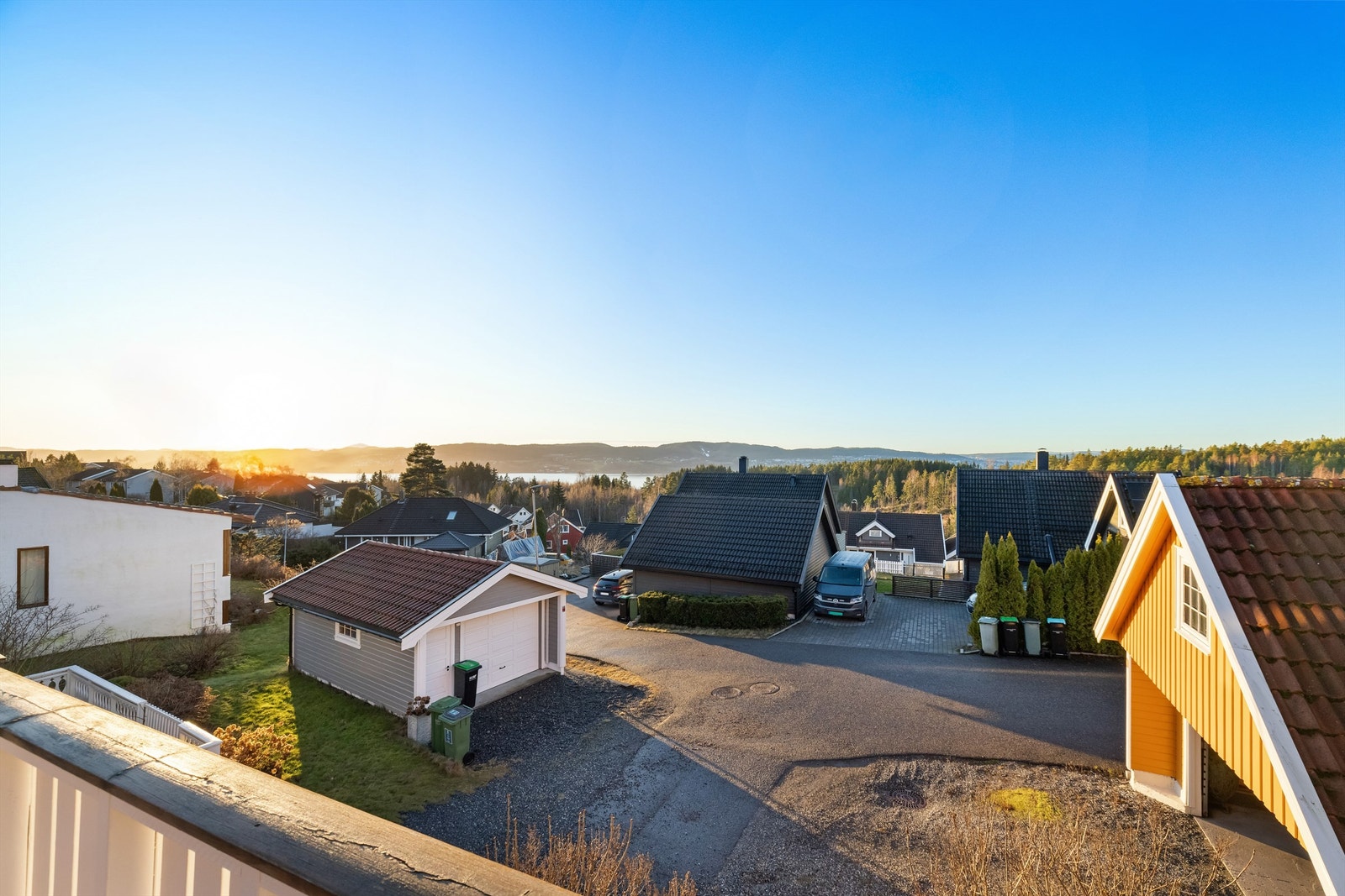 Vidstrakt og flott utsikt som kan nytes både fra boligens vinduer og uteplasser. Galleribilde