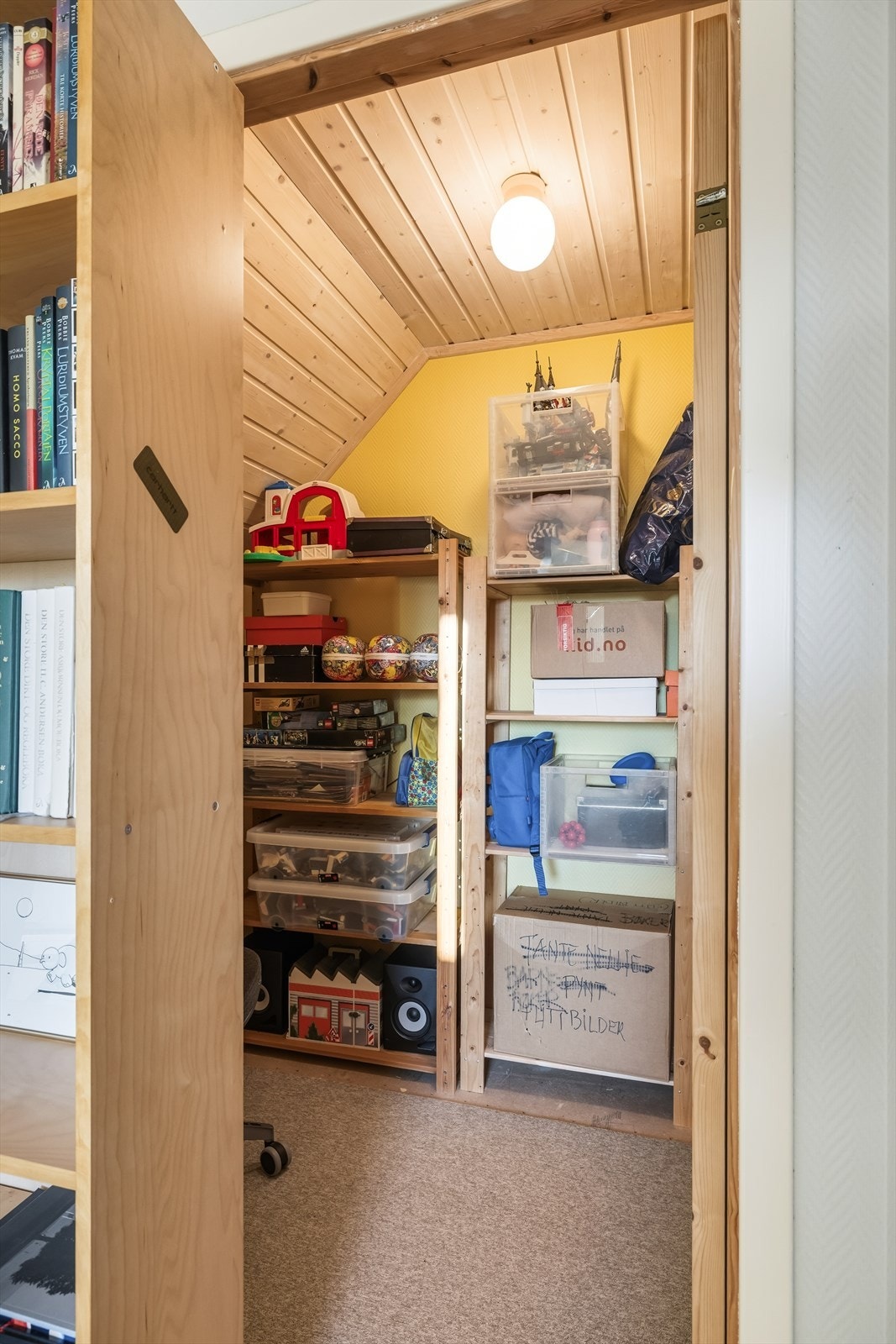 Praktisk bod/garderobe med tilgang fra det ene soverommet. Galleribilde