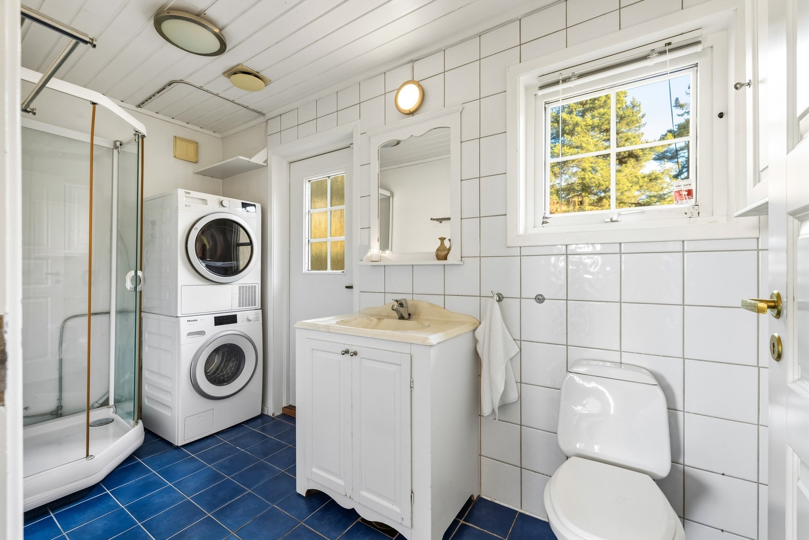 I boligens første etasje finner du et praktisk vaskerom med toalett og egen inngang. Galleribilde