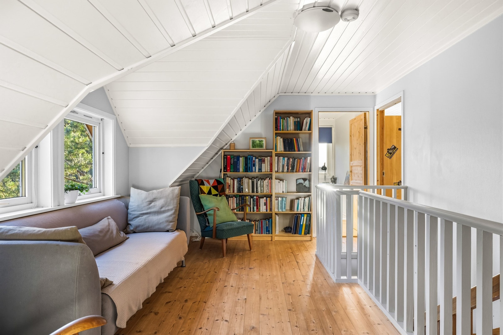 Loftsetasjen har en hyggelig liten stue med plass til sittemøbler. Galleribilde