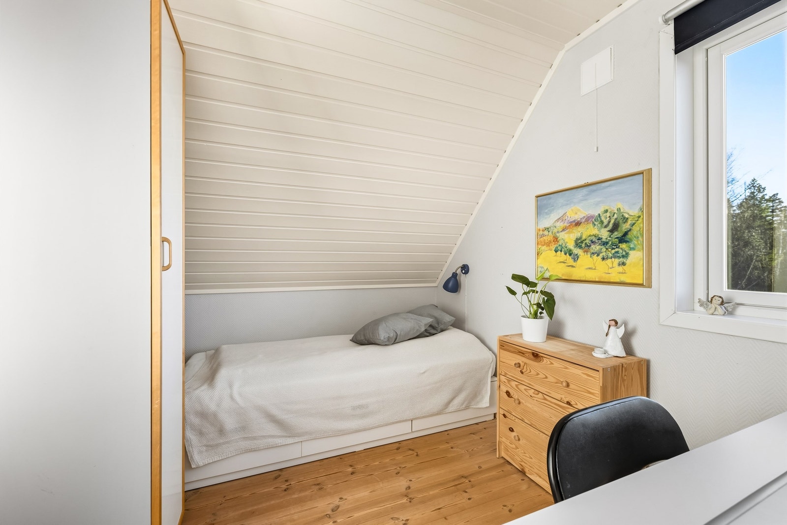 Plass til seng, garderobeskap medfølger. Galleribilde