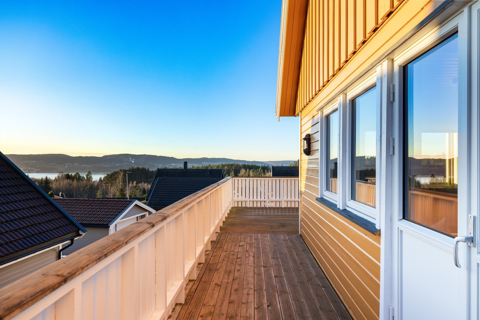 Verandaen strekker seg over to sider av huset, som gir gode solforhold. Galleribilde