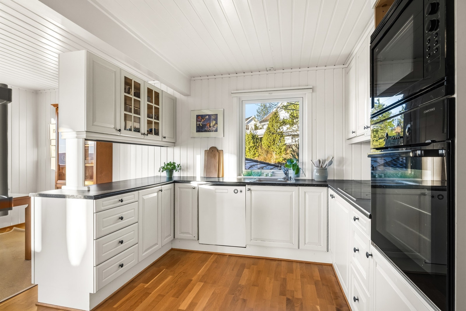 Kjøkkenet har integrert komfyr og mikrobølgeovn i høyskap, delvis integrert oppvaskmaskin samt frittstående kjøleskap. Galleribilde