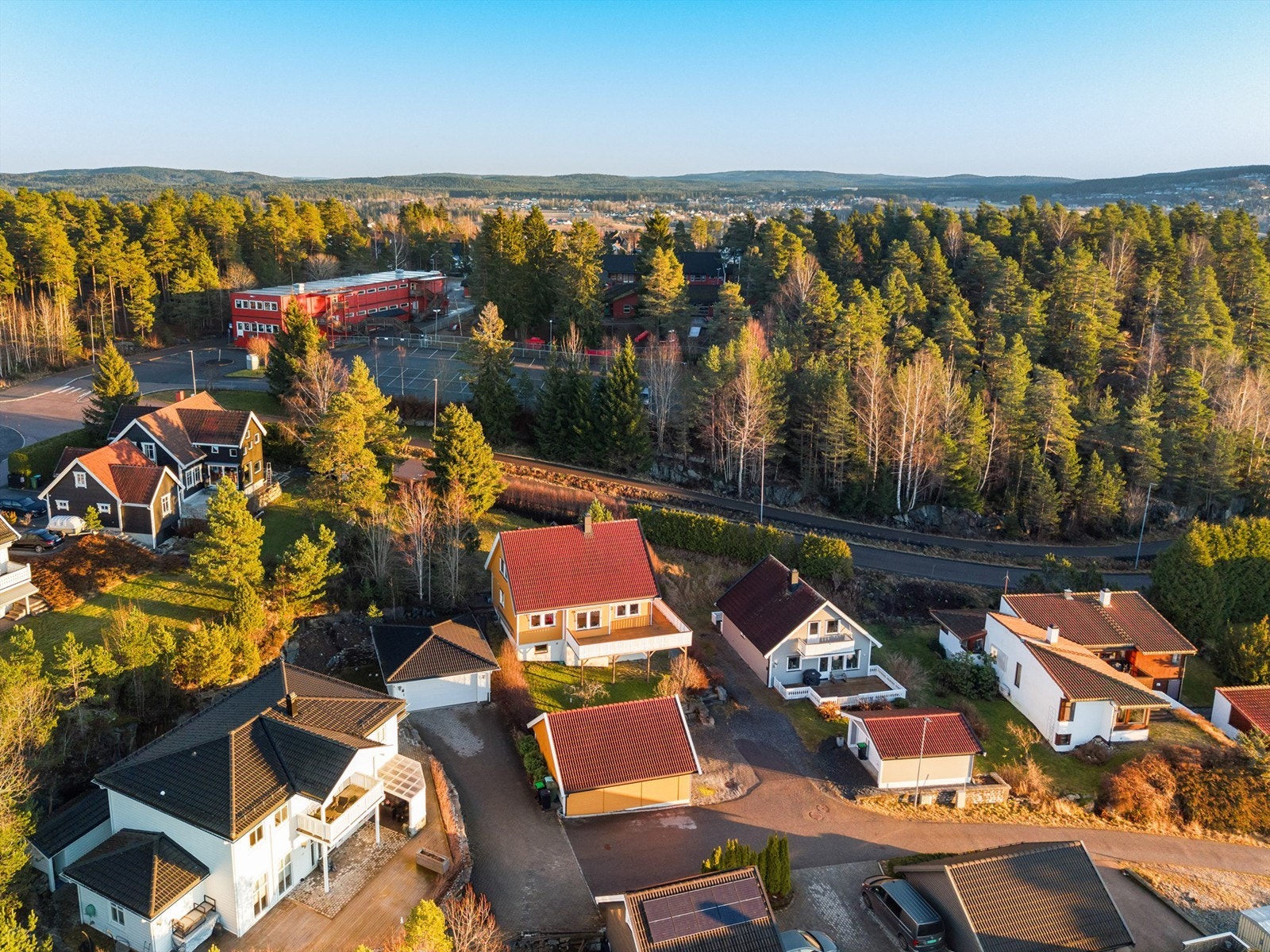 Gode kollektivforbindelser til Lillestrøm og Oslo sentrum hele døgnet, og egen bussforbindelse til Fetsund stasjon i rushtiden. Galleribilde