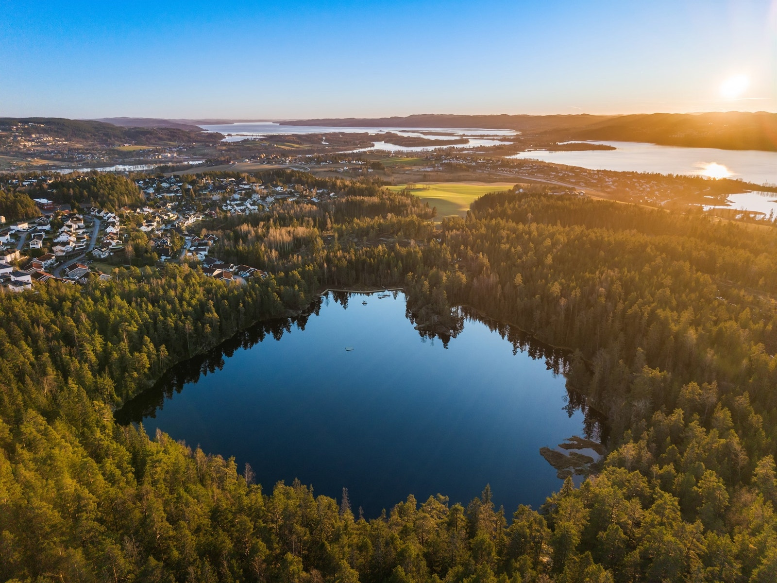 Fra eiendommen er det kort vei til flotte turområder i marka og Tientjern. Galleribilde