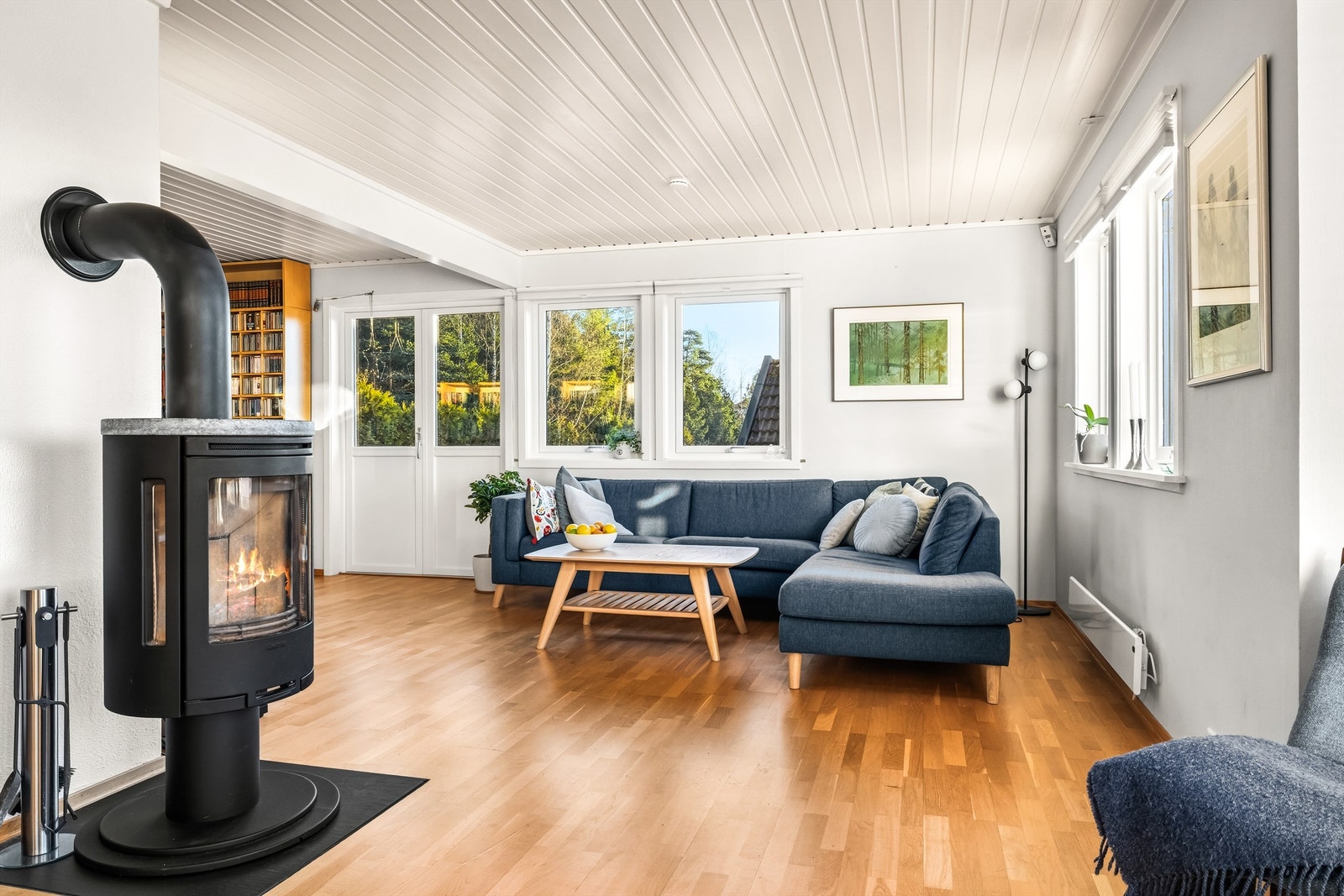 Fra stuen er det utgang til en stor veranda. Galleribilde