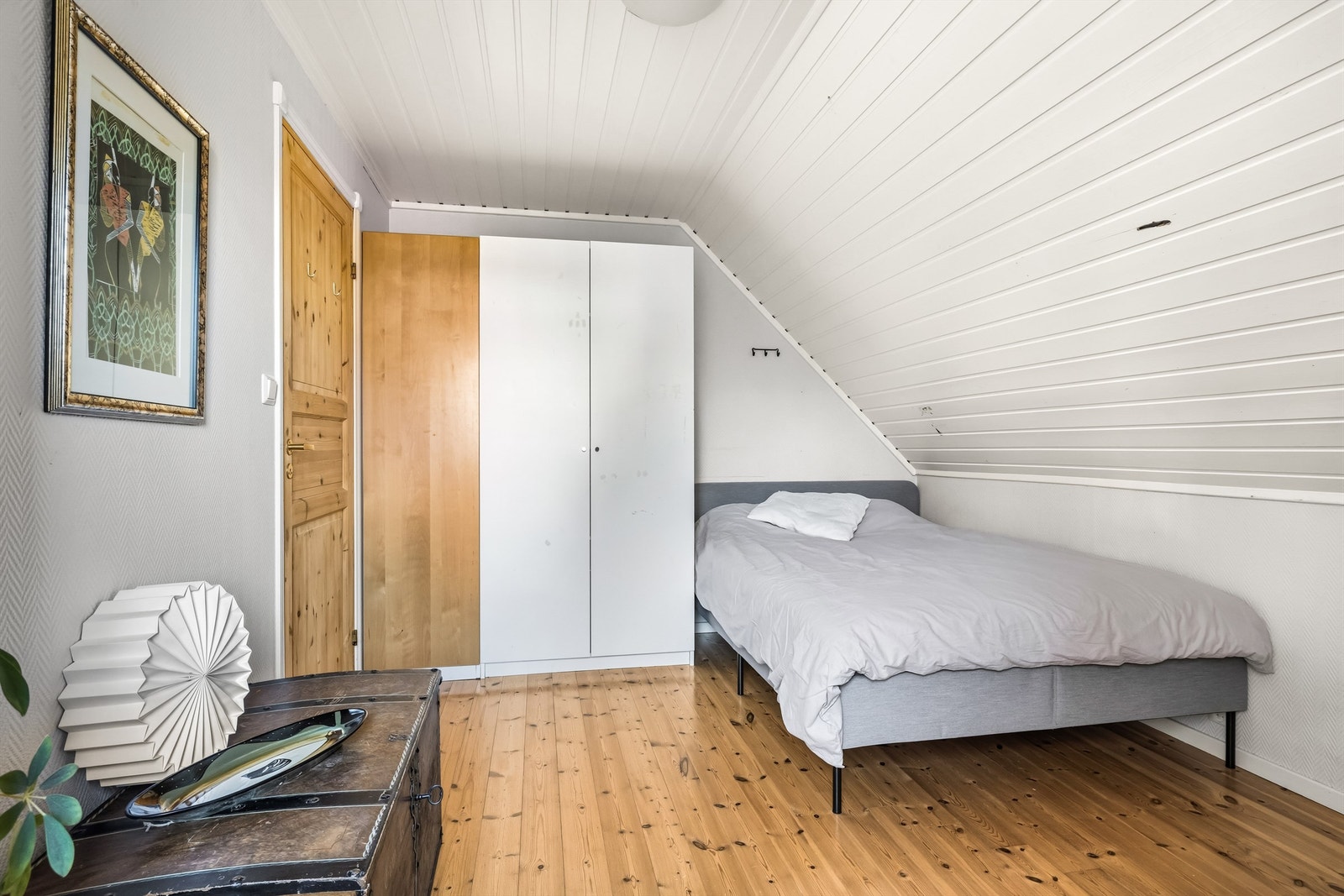 Praktisk garderobeskap medfølger. Galleribilde