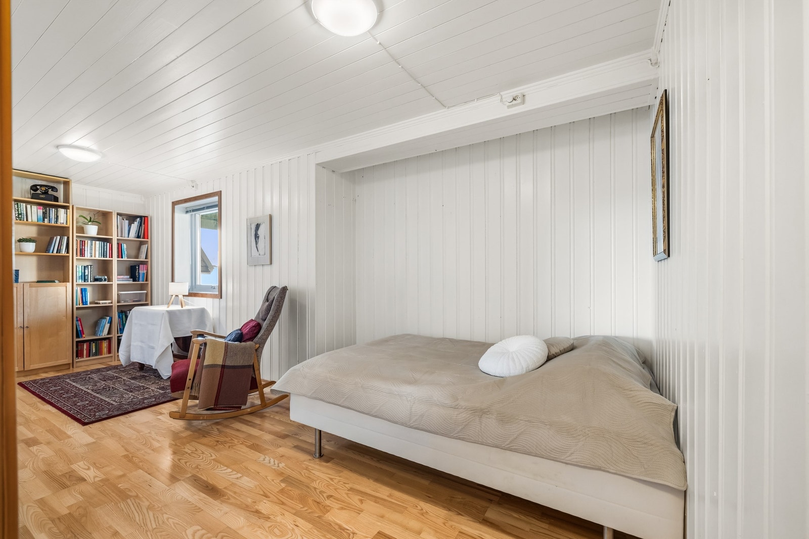 Plass til sofagruppe eller seng. Garderobeskap medfølger. Galleribilde