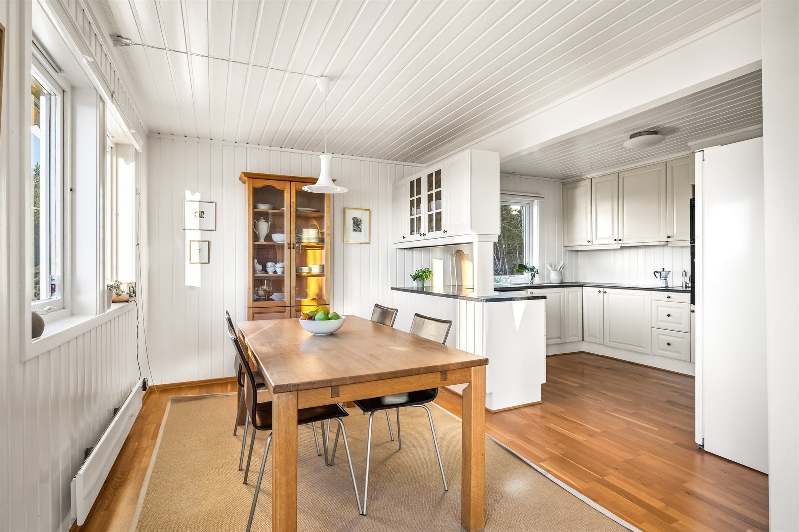 Mot kjøkkenet er det god plass til spisebord med sitteplass for hele familien. Galleribilde