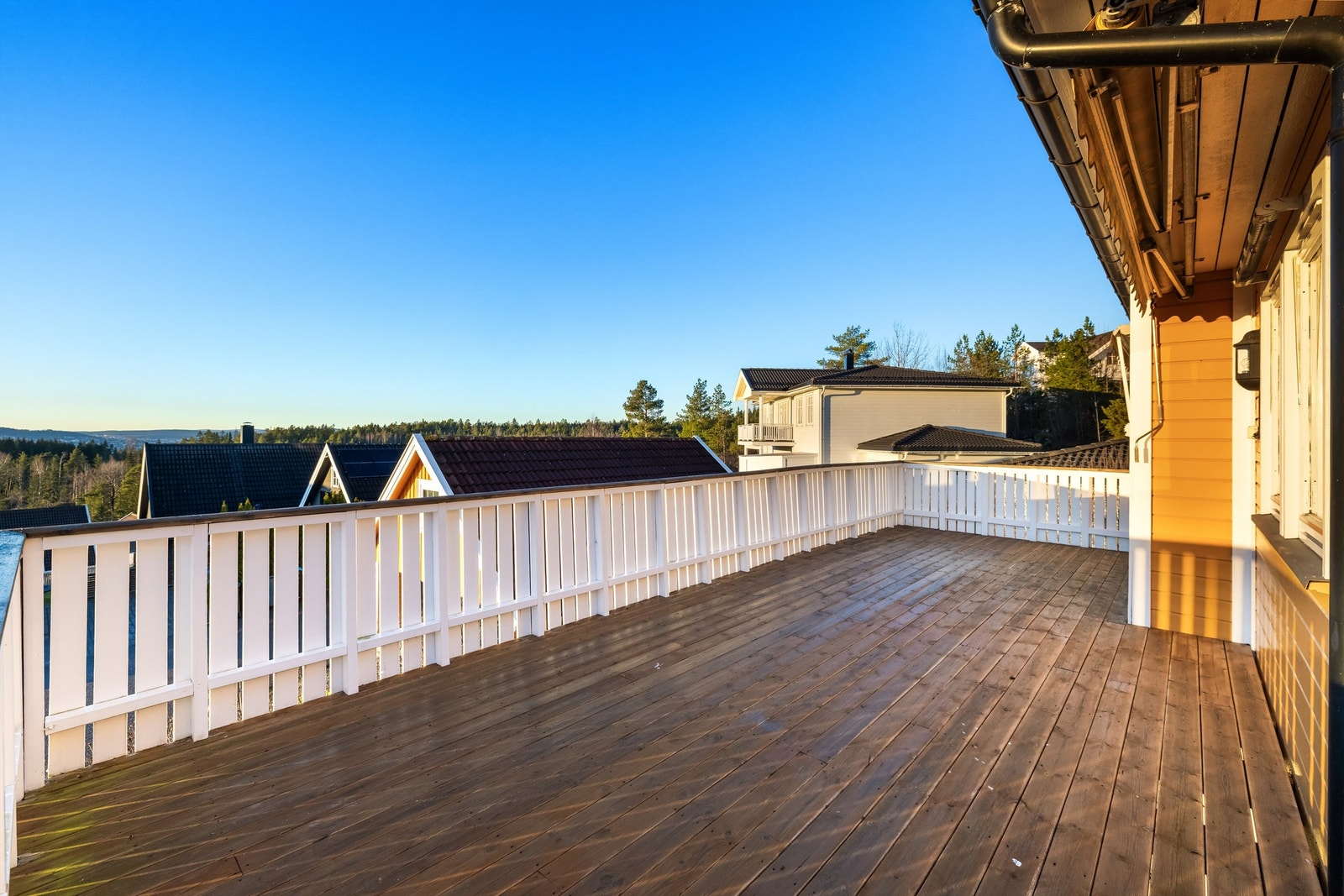 God plass til sittegruppe og grill. Galleribilde