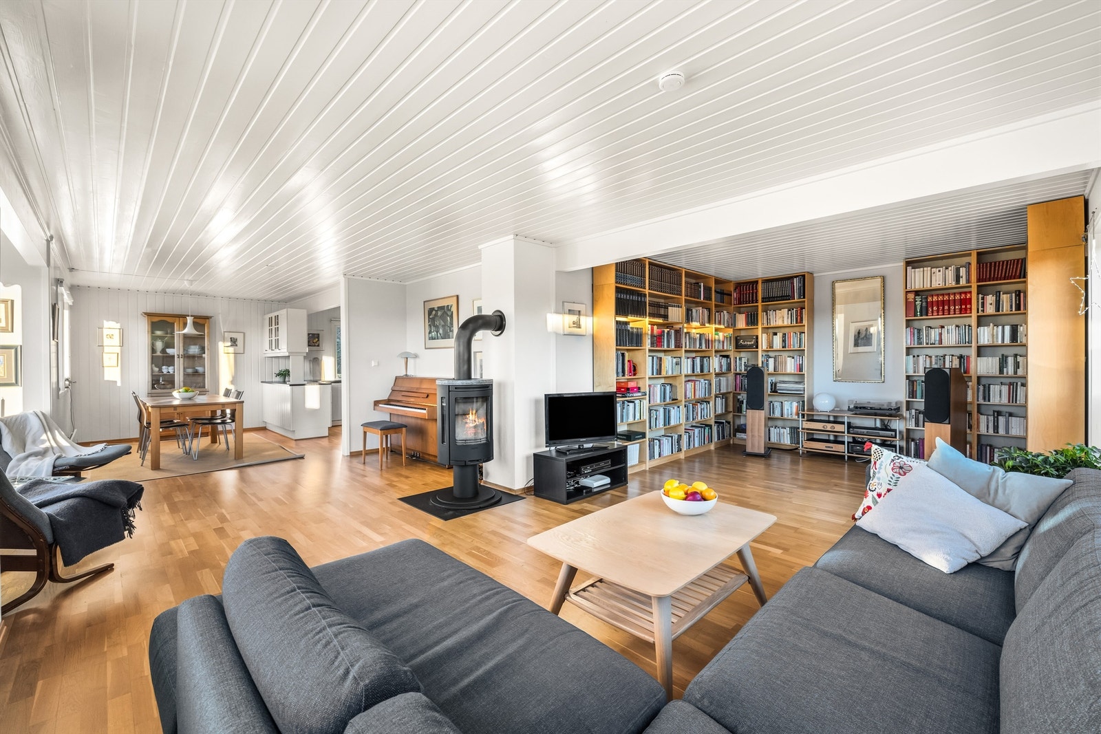 Stuen er romslig og har en vinklet planløsning som gir gode, naturlige soner for møblering. Galleribilde