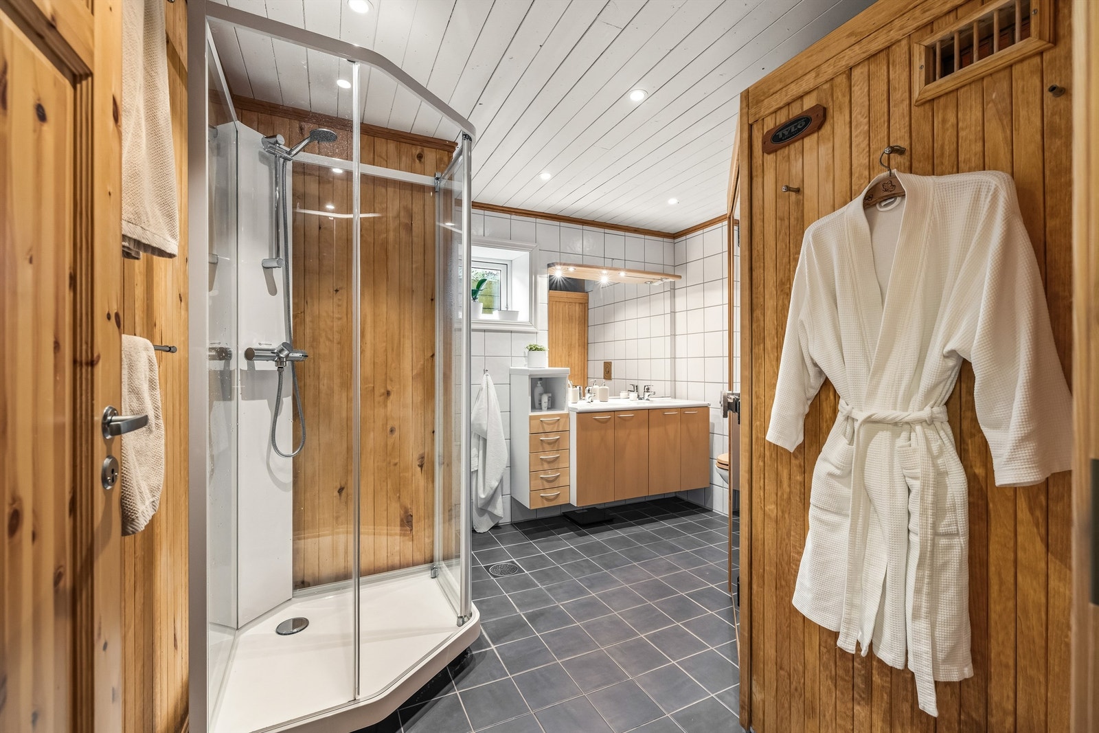 Badet i underetasjen er fra 1999/2000 med flislagt gulv med gulvvarme, og en flott badstue (kun godkjent som disponibelt rom). Galleribilde