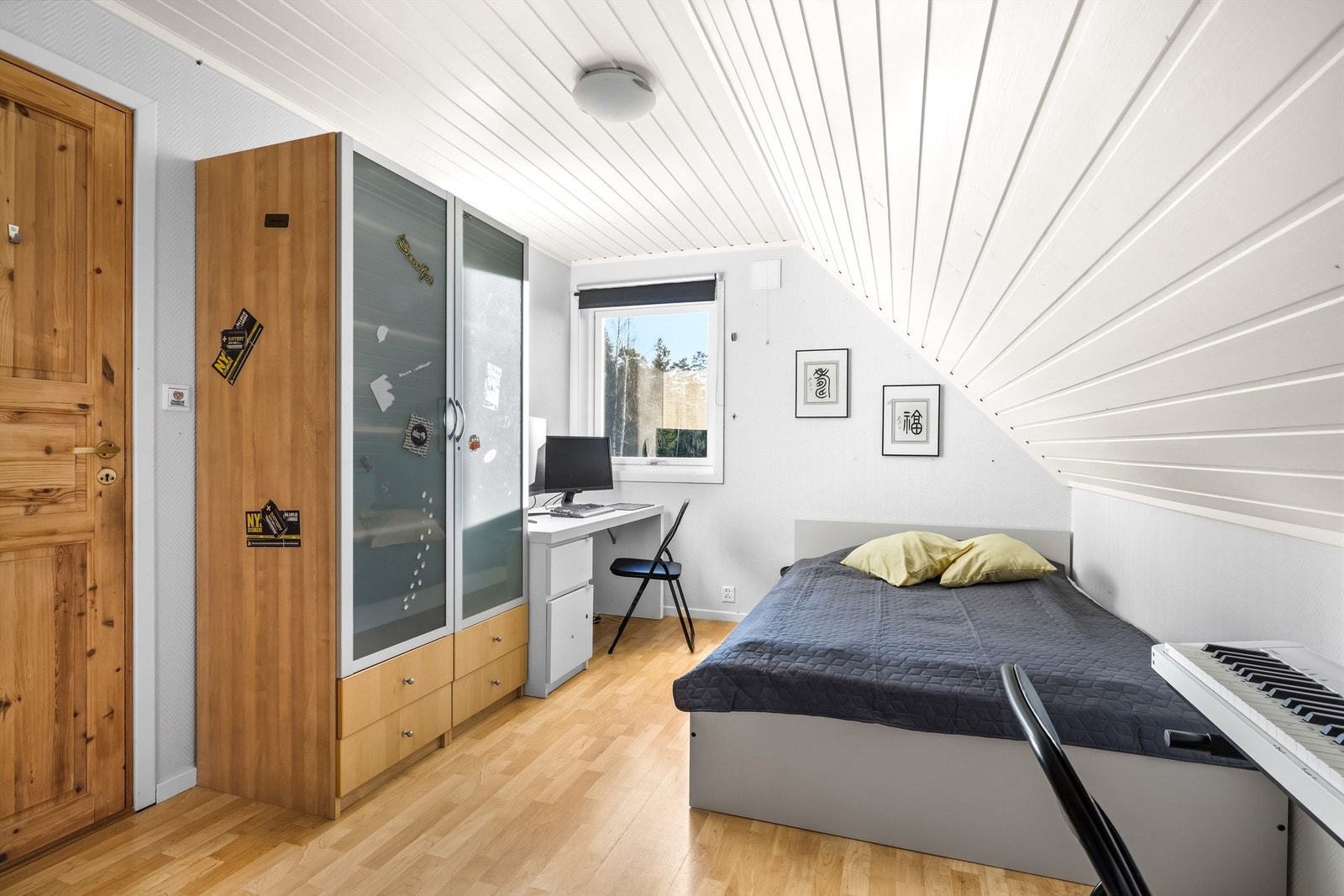 Boligens tredje soverom med garderobeskap og plass til dobbeltseng. Galleribilde