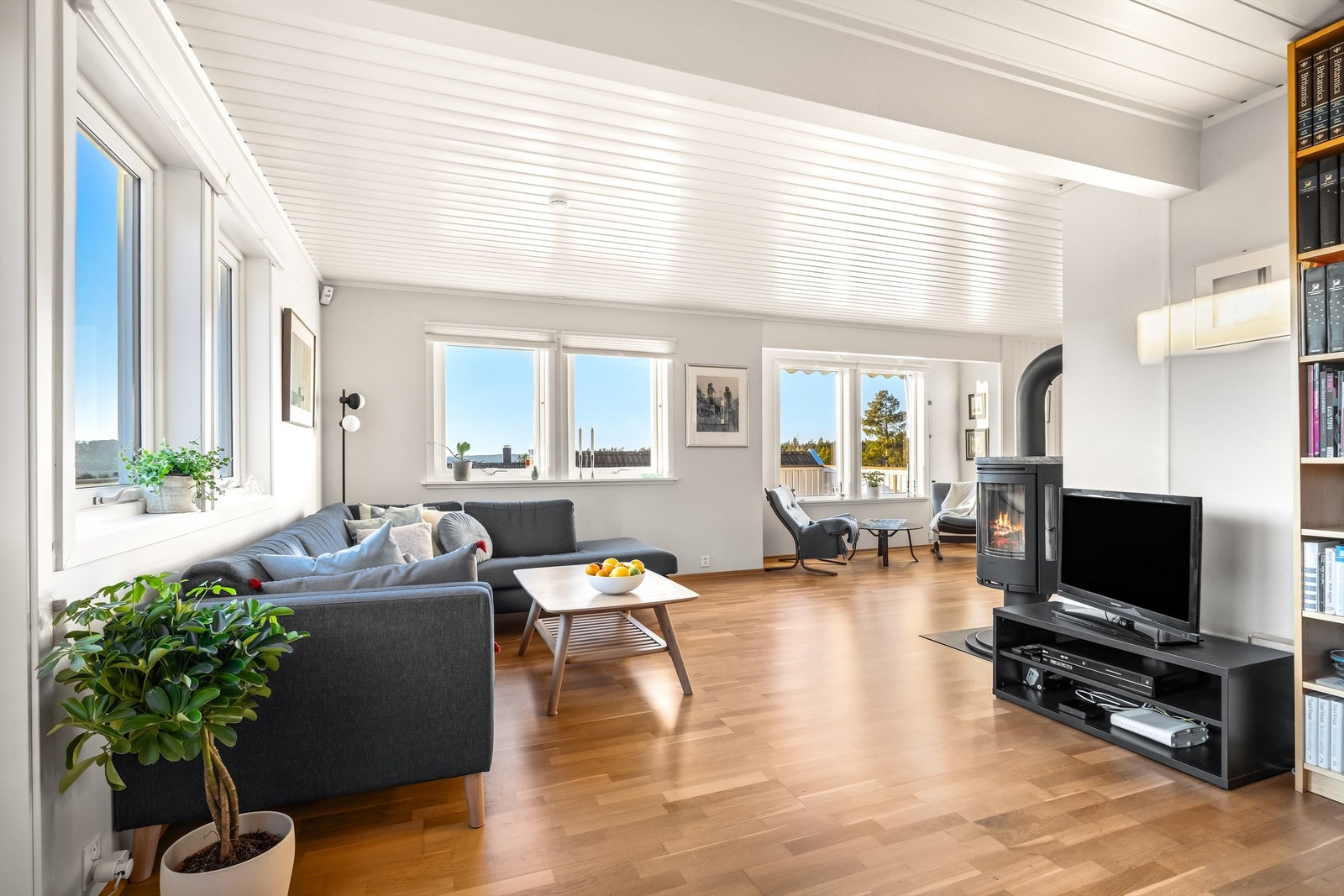 Stuen har svært gode lysforhold. Galleribilde