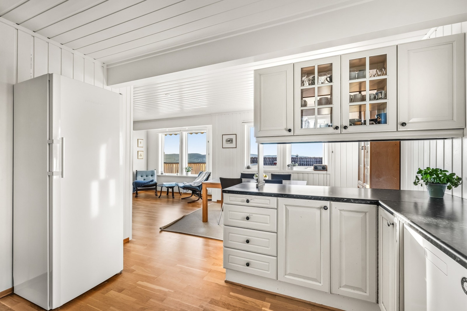 Rikelig med benke- og skapplass. Galleribilde