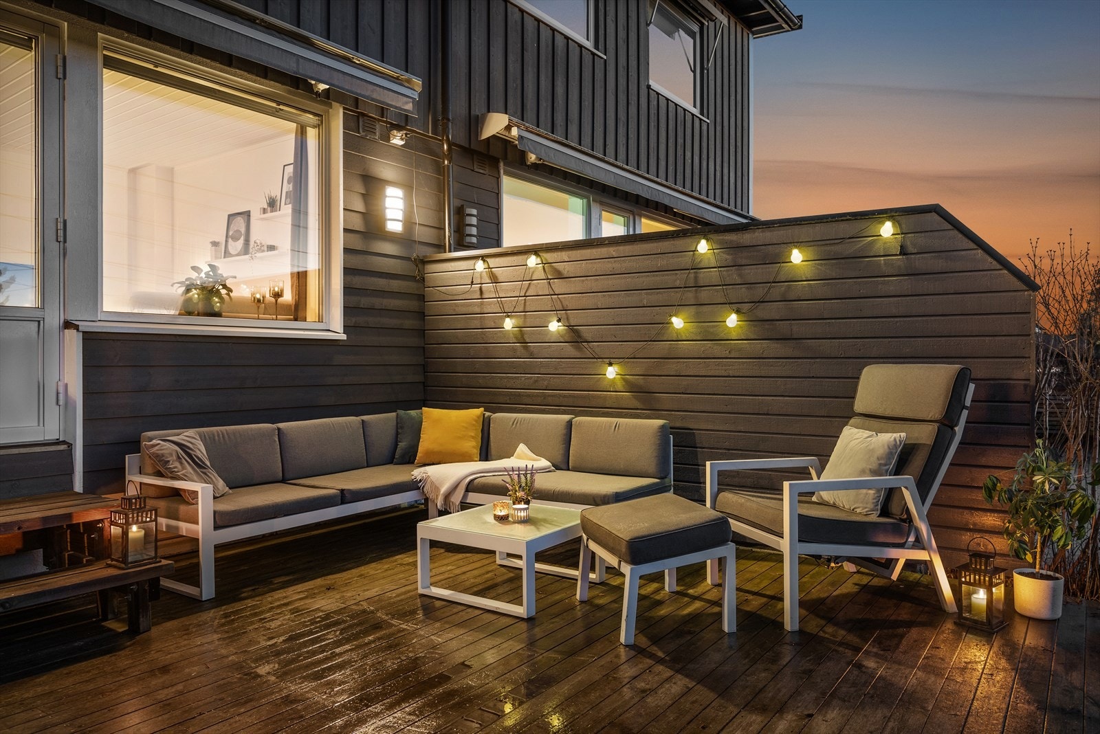 Uteplassen er skjermet med skillevegg som gir en privat sone. Galleribilde