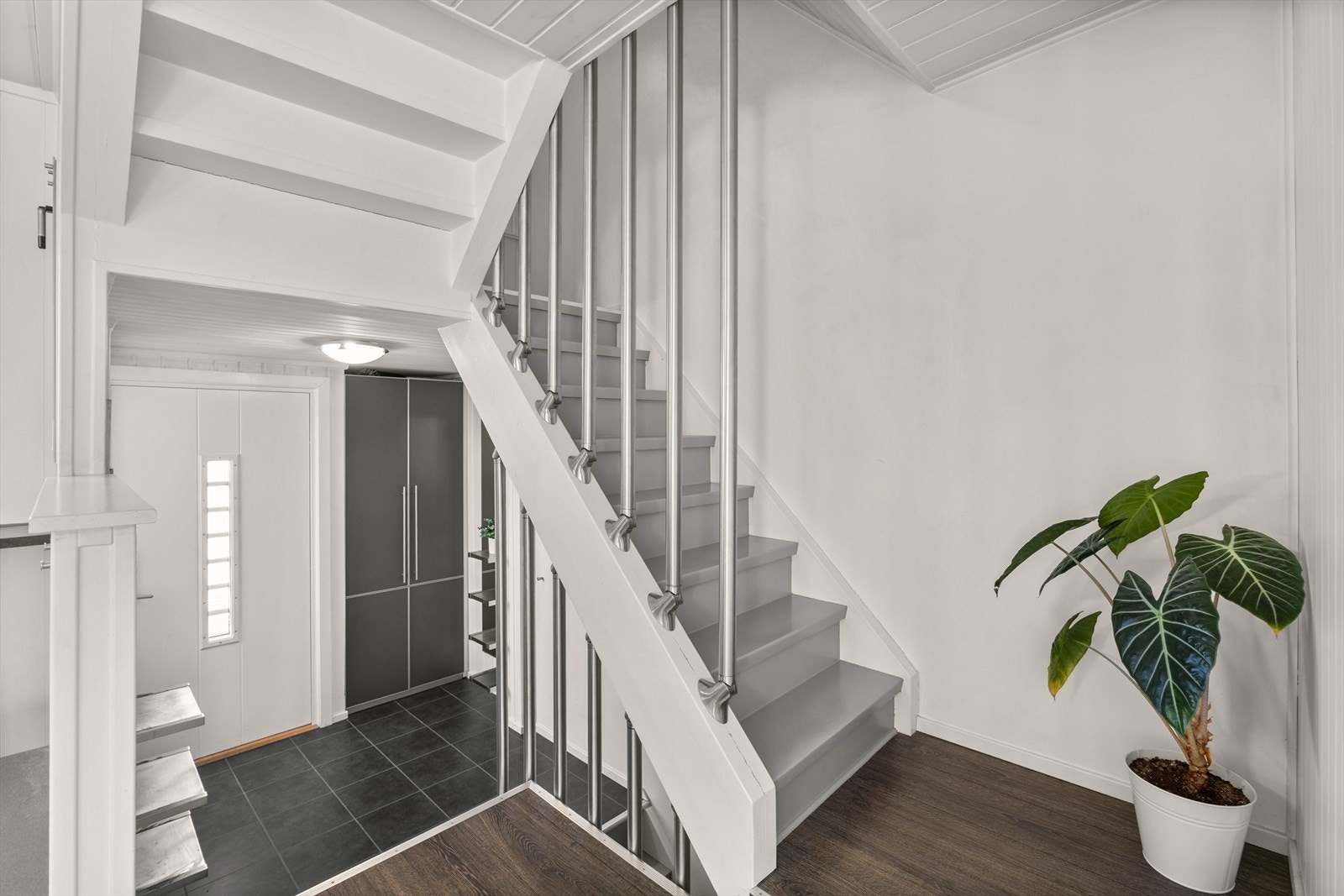 Gode lagringsmuligheter i medfølgende garderobeløsning. Ytterdør i tre med glassfelt, produsert i 2017. Galleribilde