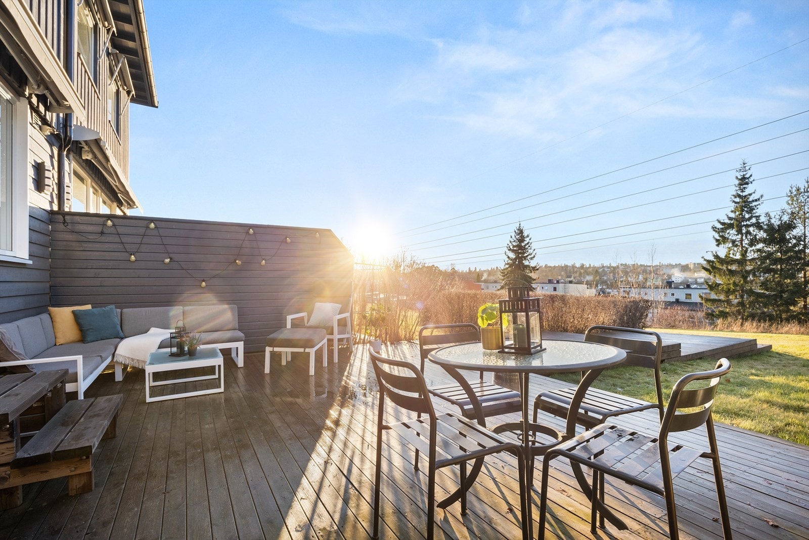 Uteplassen fungerer som en flott forlengelse av stuen i sommerhalvåret. Galleribilde